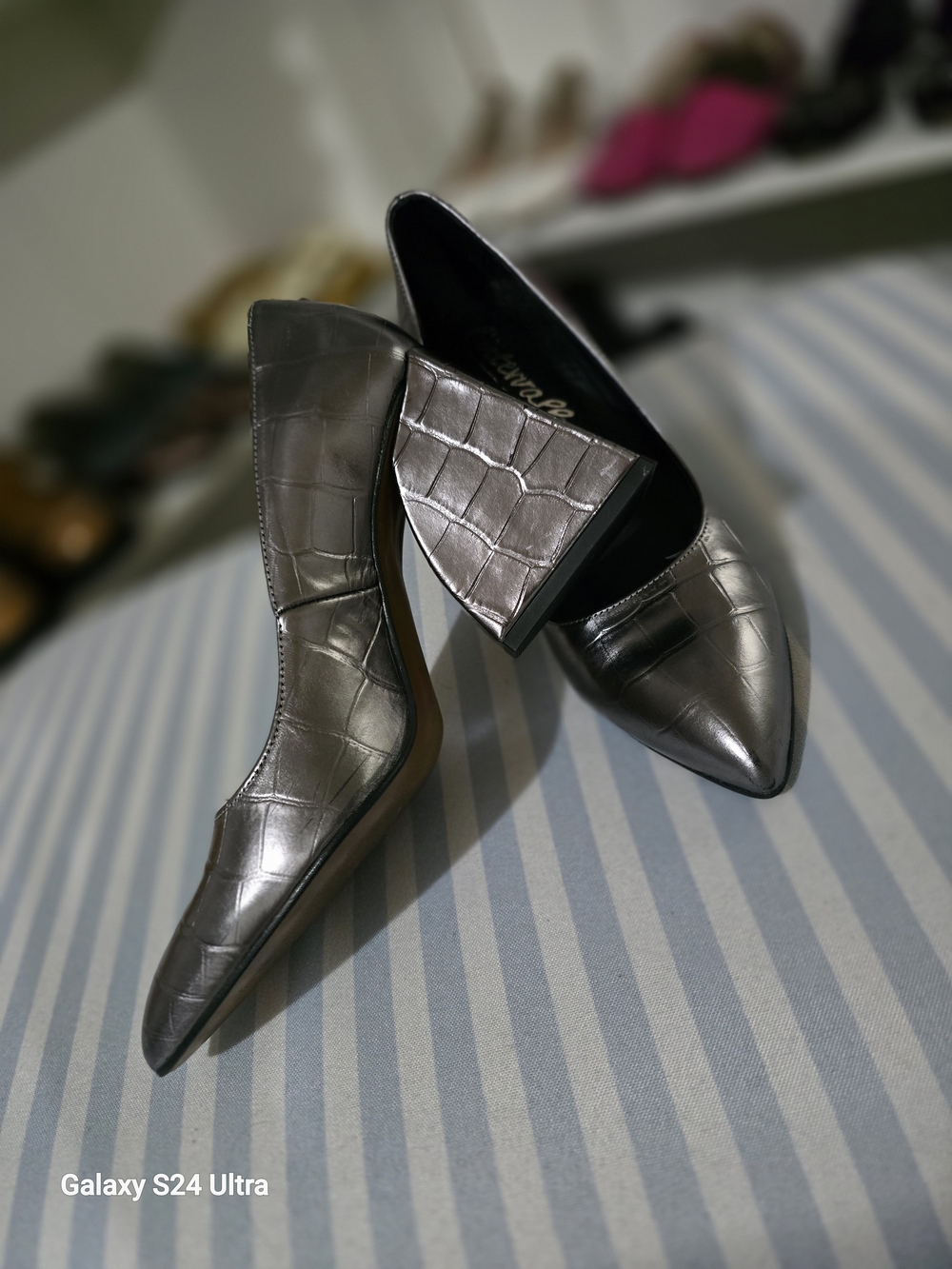 L'INTERVALLE Metallic Gray Croc-Embossed Pointed Toe Pumps